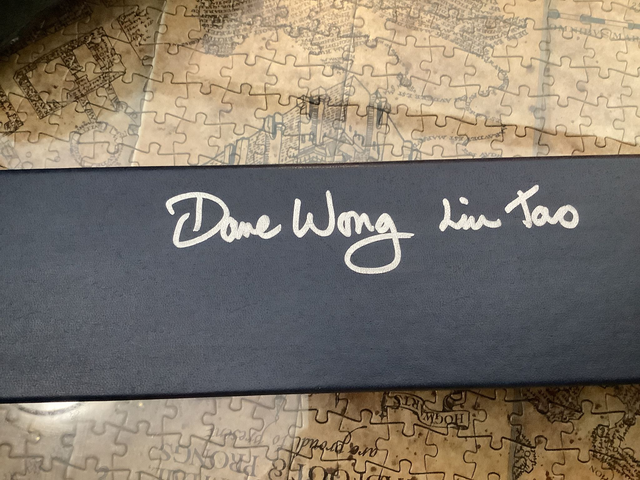 Baguette Boîte Ollivander Liu Tao (Dave Wong) - Animaux Fantastiques - signée