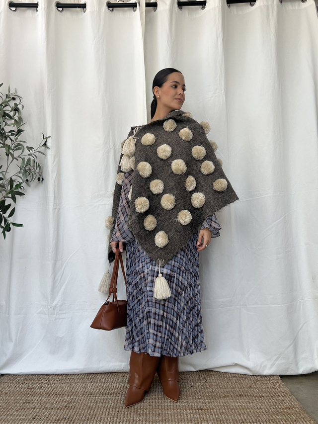 PONCHO POMPONES