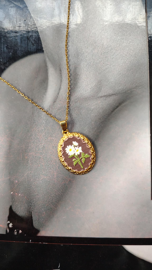 Collana con fiori 