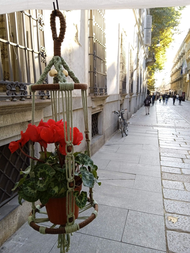 Porta Vaso Volante realizzato a mano con cotone naturale. Versione Gabbia .