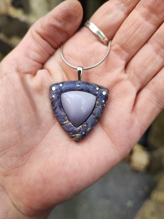 Pendentif en Bois de Loupe d'Érable stabilisé violet, Yttrium fluorite et Argent