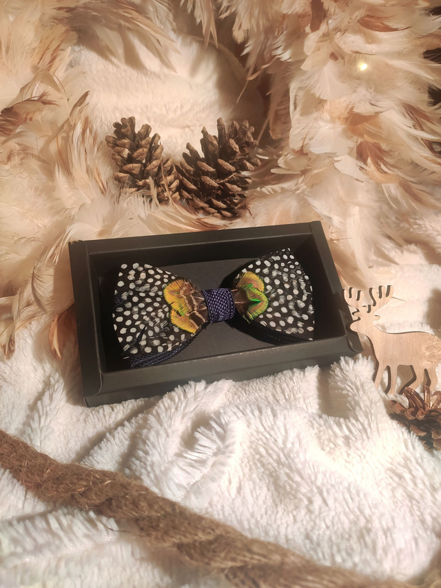 Noeud papillon Tissu et Plumes naturelles de Pintade et Paon vert