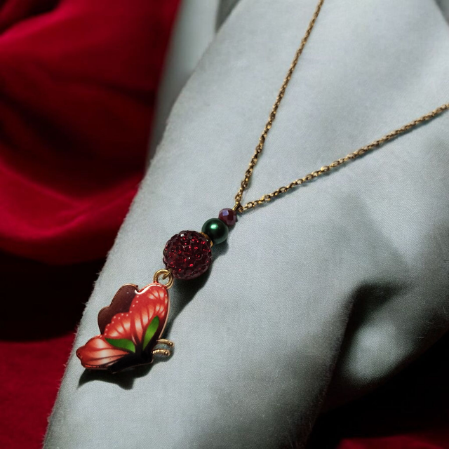 Collier acier inoxydable et cristal rouge vert papillon