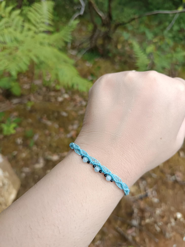 Bracelet format dentelle avec perle algue marine 