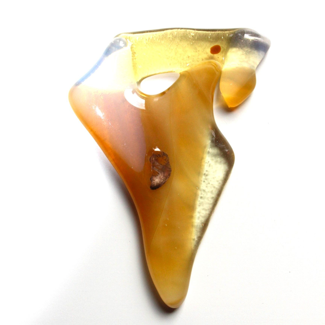 o7 Schmuckanhänger aus Glas in bernsteinfarben und leichtem Opalglas-Schimmer . 5,5 x 6,5 cm
