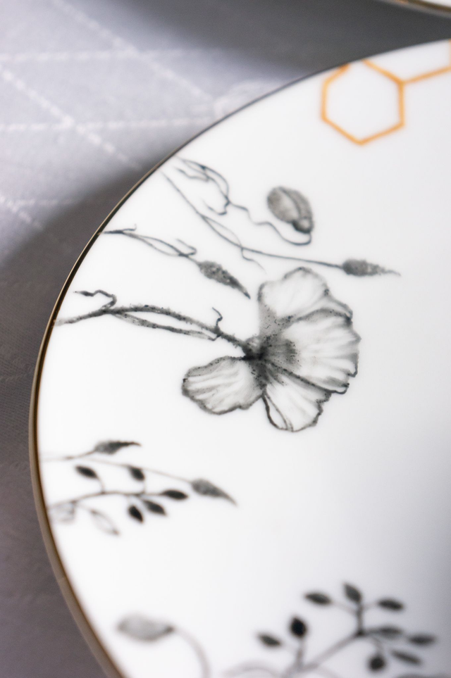 Service de 6 assiettes à dessert, L’Or des Abeilles, porcelaine peinte à la main et filet or