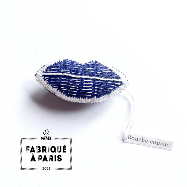Broche bouche bleue peinte et brodée main 