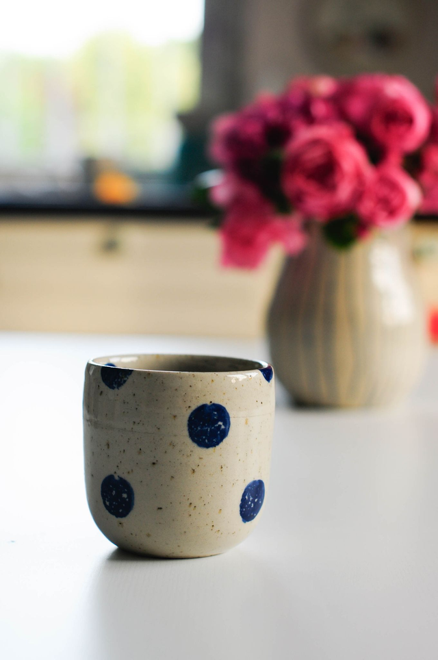 Becher, Natur mit blauen Punkten