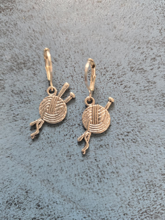 Earrings silver knitting needles and ball of yarn