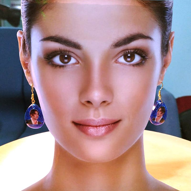 CRISTALLO CHIMICO  (RESINA) COPPIA ORECCHINI , CON FOTO PERSONALIZZATA ,COLORE A SCELTA