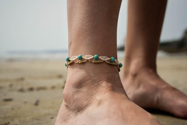 Bracelet de cheville en micro-macramé beige et perles Turquoise 