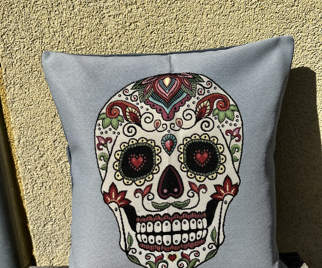Fourre de coussin tête de mort grise 