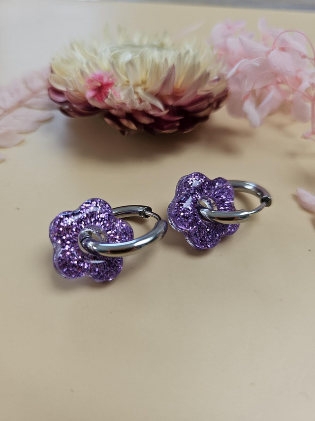 Boucles d&#039;oreilles en résine - Fleurs violettes pailletées