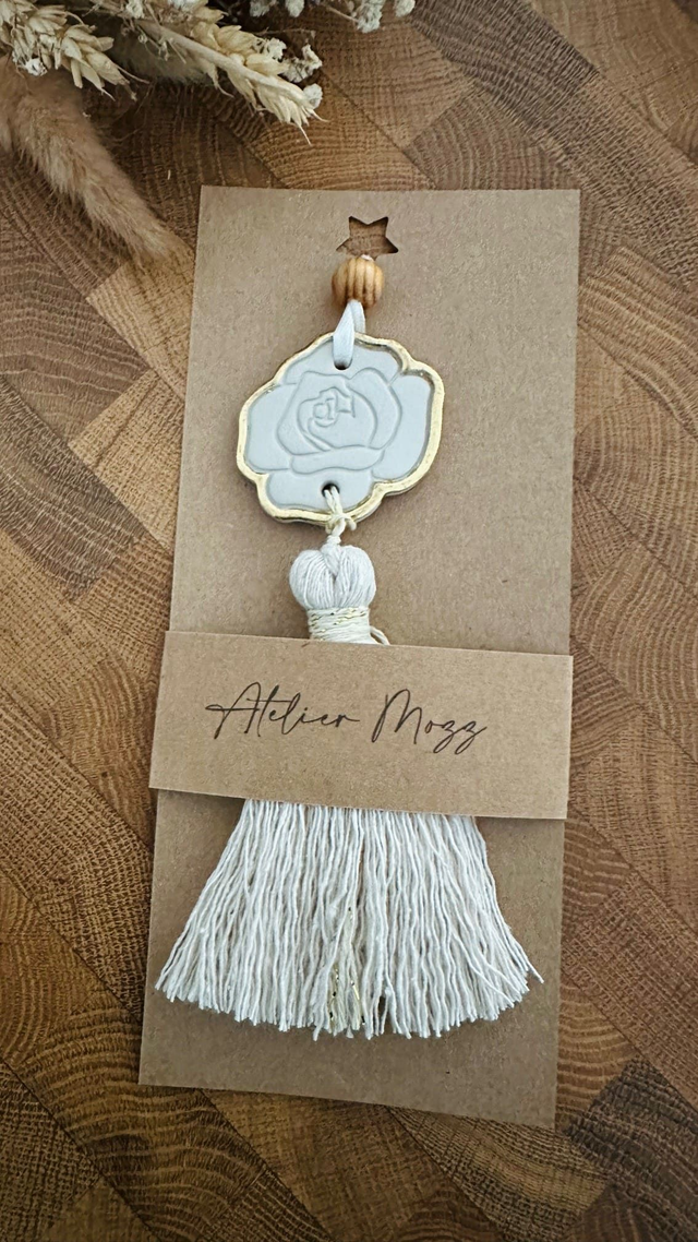 Suspension ROSE en argile &amp; pompon macramé - décoration florale artisanale