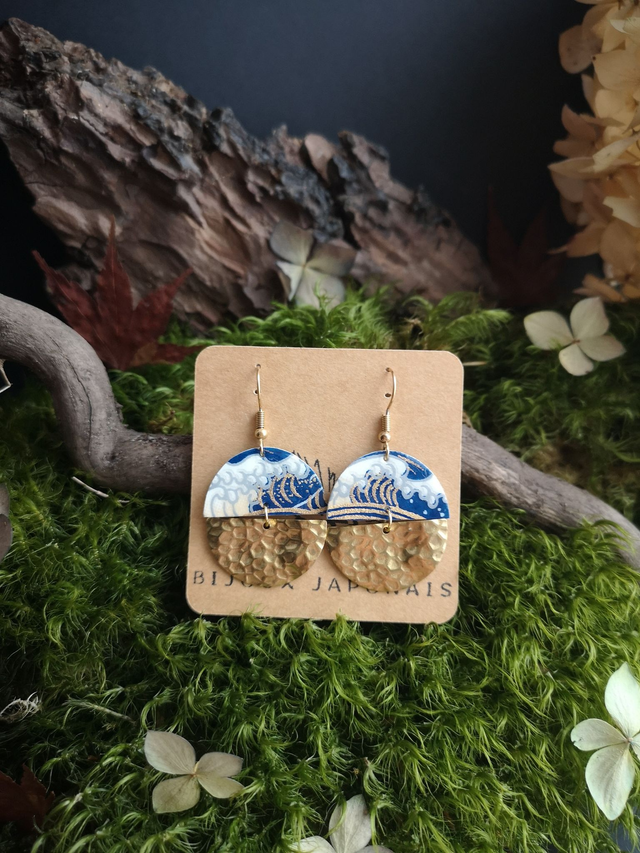 Boucles d&#039;oreilles - crochets - papier washi - vague d&#039;Hokusai - demi-cercle martelé - La&amp;Titia 