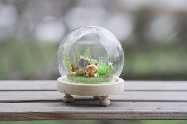 DIORAMA - Manekineko zlatá s kamínkem