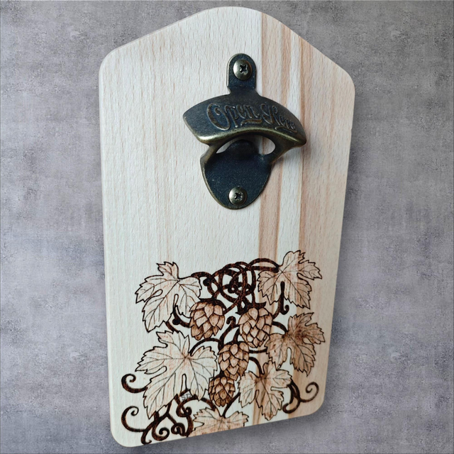 Décapsuleur mural gravé main – Feuilles de houblon