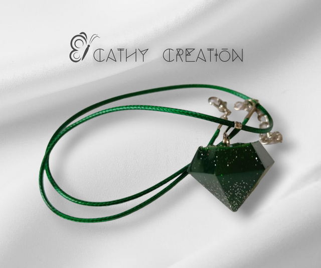 Collier forme diamant vert