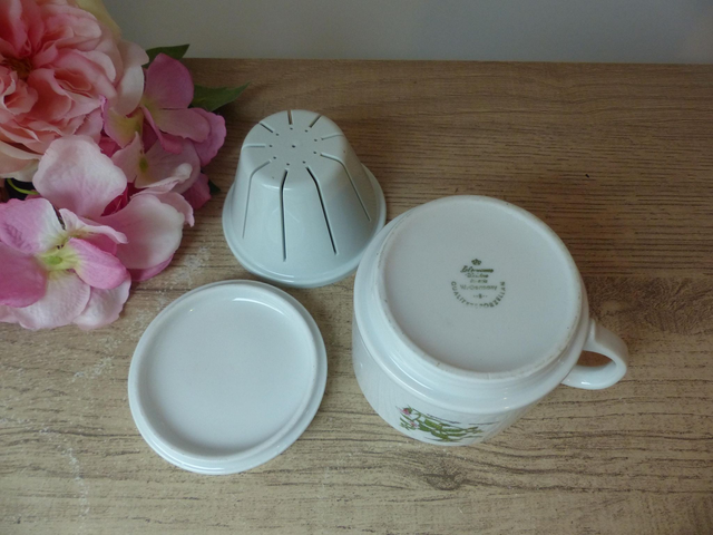 Tisanière vintage en porcelaine – décor fleurs de mélisse – avec filtre et couvercle – fabriquée en Allemagne