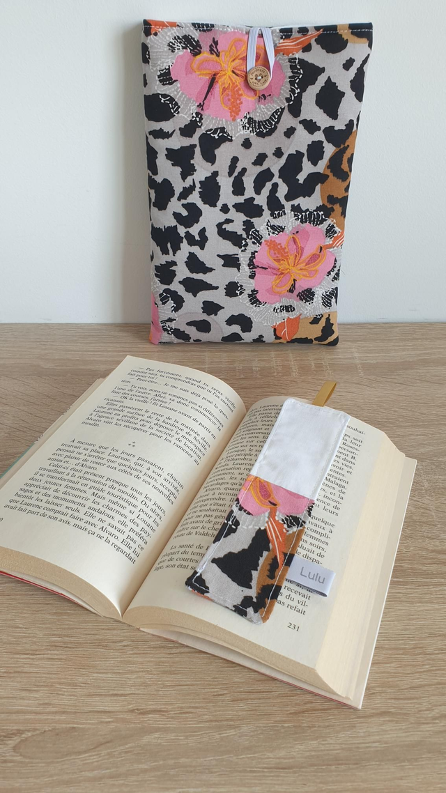 Pochette à livre + marque pages léopard fleurs
