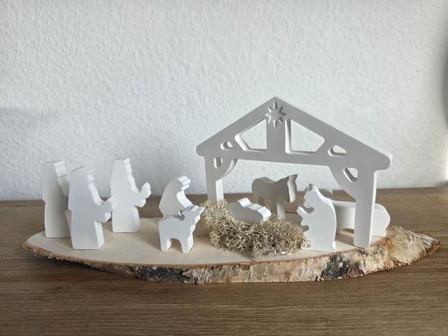 Krippe auf Baumscheibe mit Beleuchtung groß