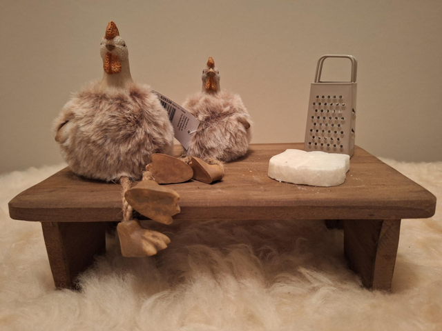 Kippen op houten bankje