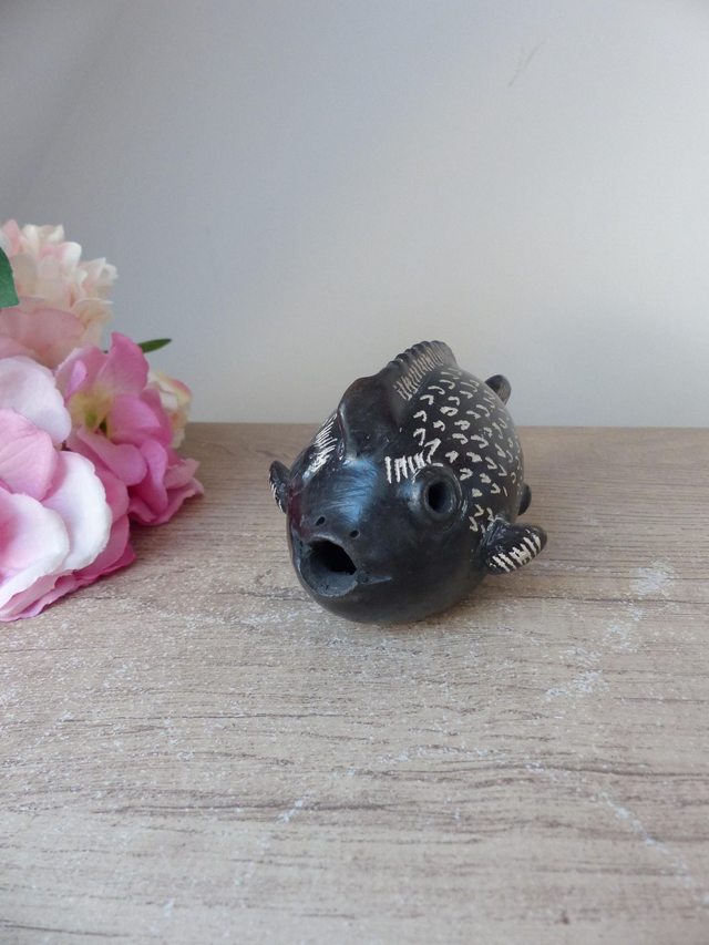 Sculpture poisson en poterie d'argile noire, figurine poisson artisanal décoration intérieure zénitude calme sérénité thème océan mer maison