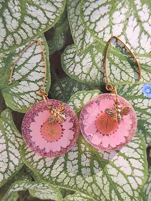 Boucles d&#039;oreilles pendantes &quot;Poésie suspendue&quot; avec breloques abeille
