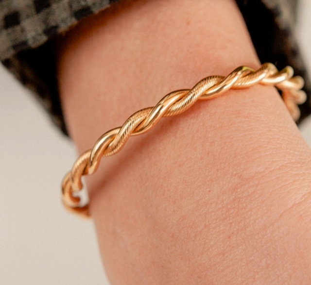 GOLD TWIST BANGLE