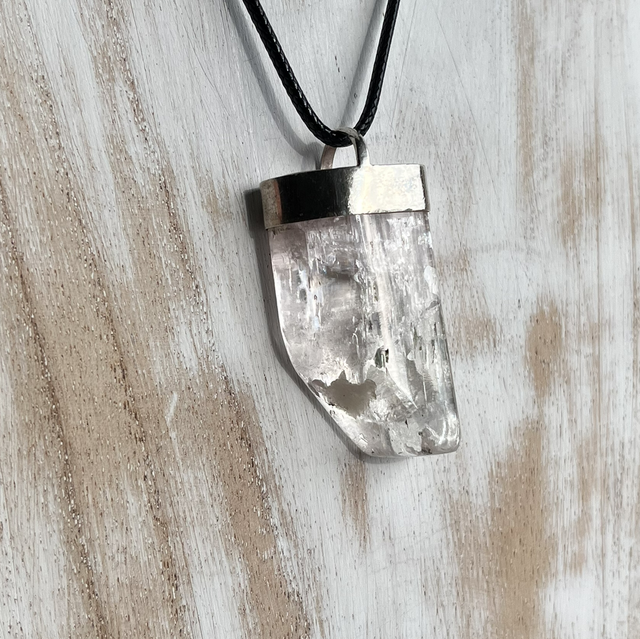 ***CREATION FRANÇAISE*** Pendentif en Kunzite sublime sertie dans l’argent 