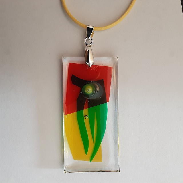 Pendentif grand rectangle collection vitrail-incrustation rouge jaune et vert-cabochon vert vif