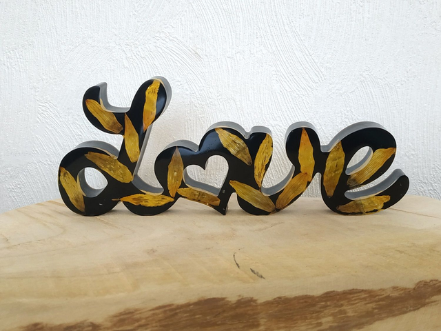 Déco LOVE noir avec pétales de fleurs jaunes