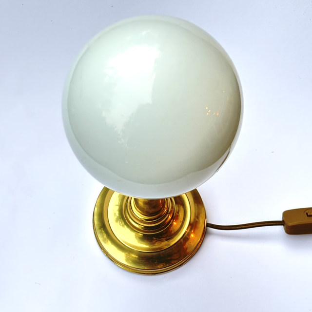 Tischleuchte Messing Kugelglas