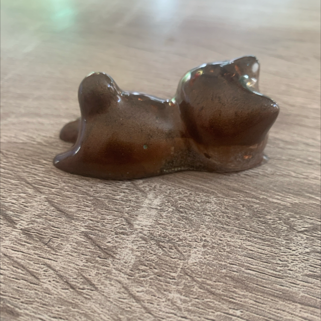 Figurine chat couché