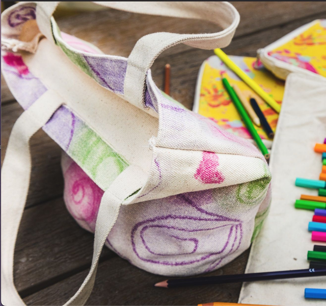 Eine Handtasche aus robustem Canvas mit einzigartigem Muster