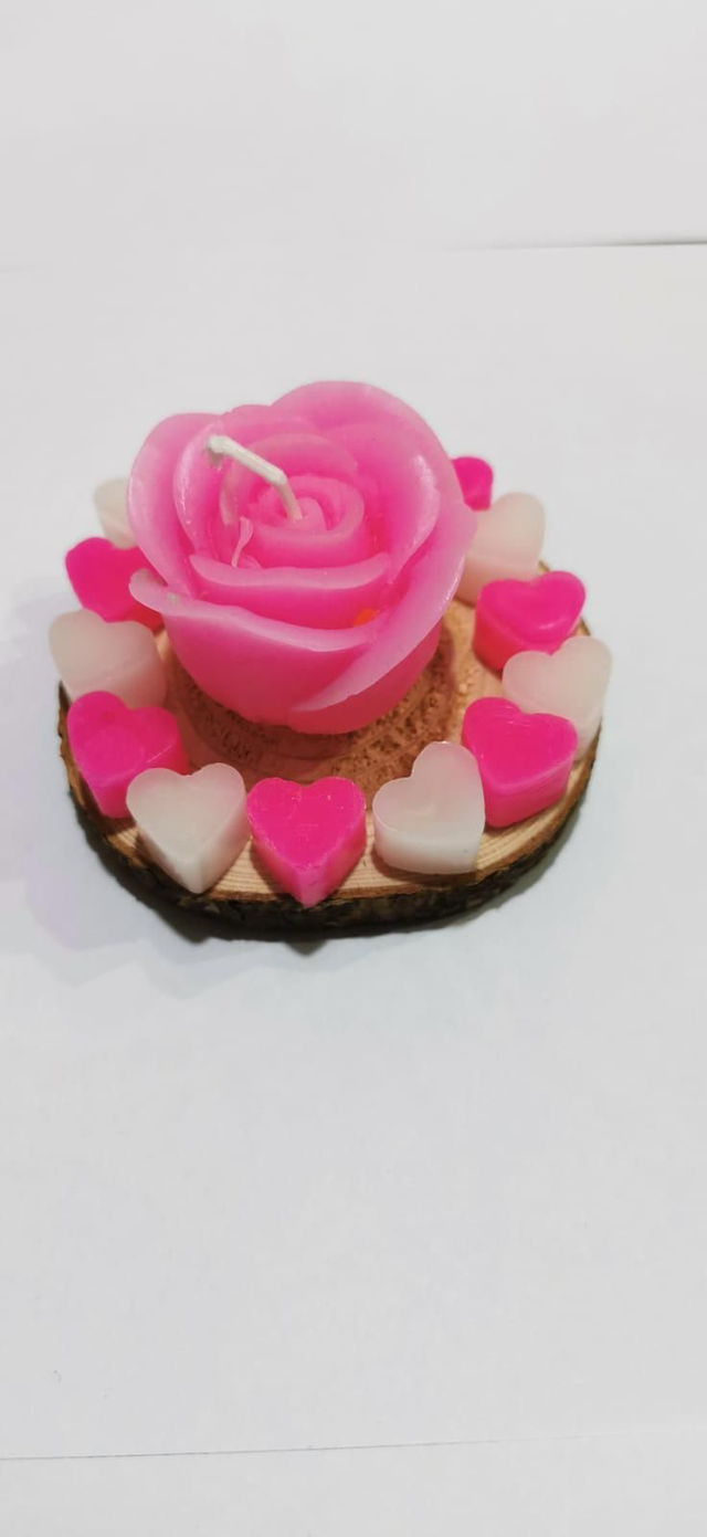 Ръчно изработена ароматна свещ „Цъфтяща Любов“ с дървена подложка