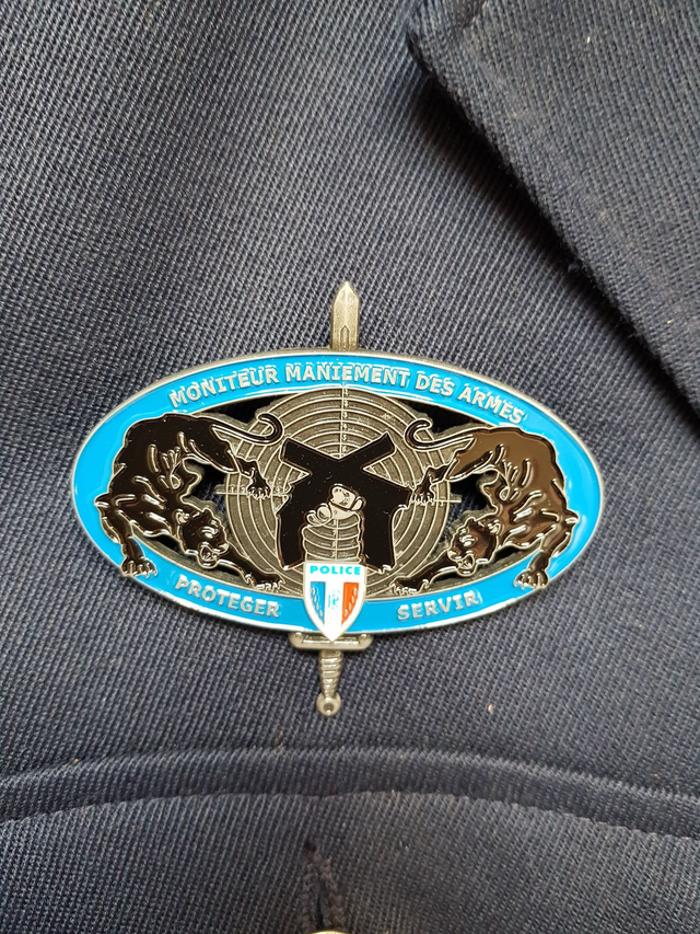 Insigne métallique MMA