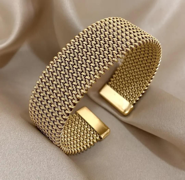 Anti-tarnishing Italian 18K Yellow Gold Plated Bangle.