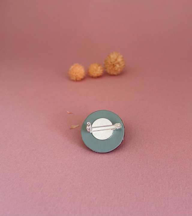 Broche ronde bordeaux oiseau en carton et tissu imprimé