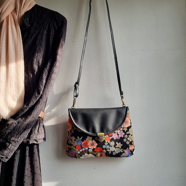 Sac pochette élégante "Kanako" noir doré & simili cuir noir