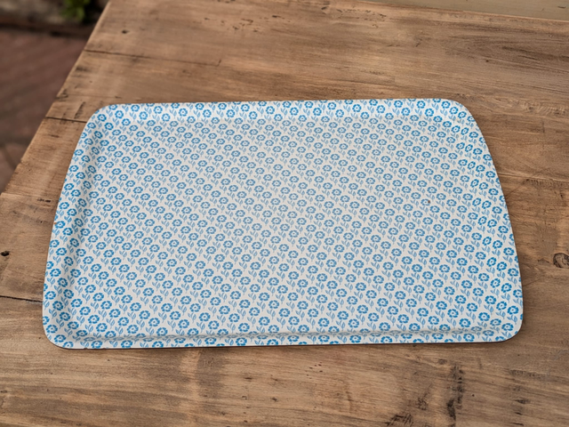 Plateau en melaminé à fleurs bleues