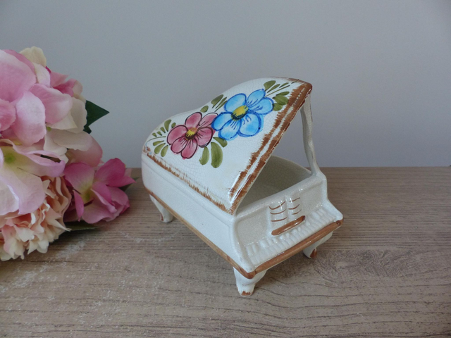 Piano en Céramique – Vide-Poche ou Boîte à Bijoux – Motifs Floraux Peints à la Main – Bassano Italie –Décoration Élégante et Artisanale