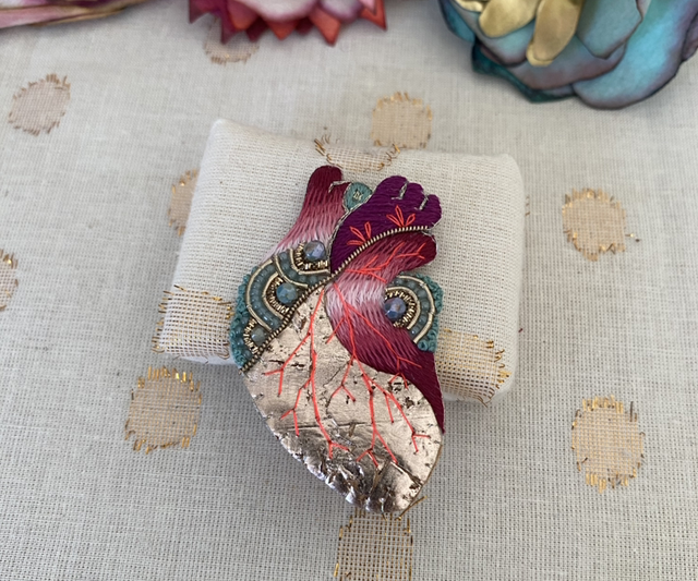 Broche brodée coeur bordeaux bleu vert