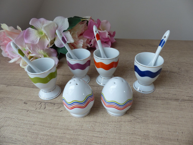 Ensemble de 4 coquetiers avec cuillères, salière et poivrière en forme d'oeufs, service petit déjeuner coquetiers céramique colorés vintage