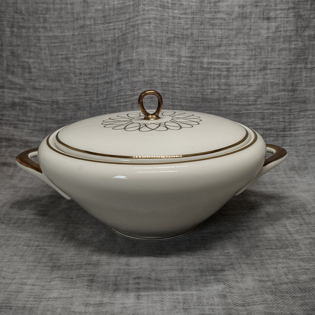 Jaeger &amp; Co. | Dekschaal (breedte met grepen 26,5 | diameter 22 | hoogte 14 cm) porselein crème en goudkleur met &#039;Spiraal&#039; motief | Vintage