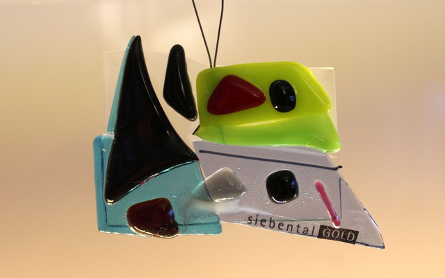 o8 Bunter Glashäuschen-Anhänger . Chrismas Art . 7,5 x 8 cm