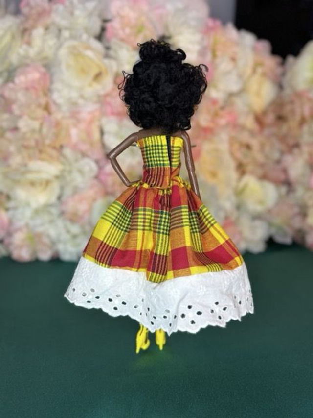 Poupée | Robe madras 100% coton fait main | Collection artisanale | Poupée de décoration | Cadeau unique