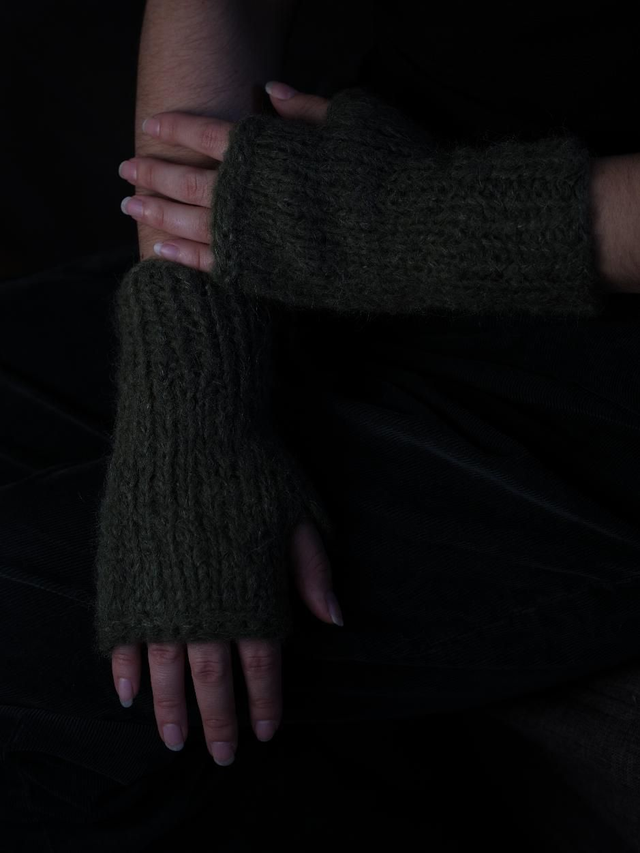 Mitaines alpaga et soie couleur vert kaki mousse tricoté à la main en France 