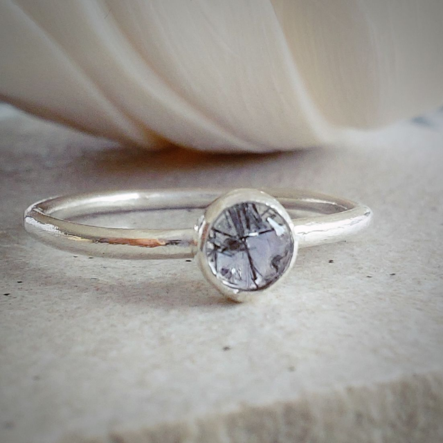 Sterling silver tourmalinated quartz ring (size O)