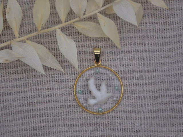 médaille Colombe - perles blanches et vertes